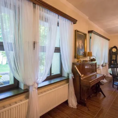 Sleeps 8 *